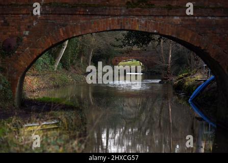 Deux beaux vieux ponts le long du canal de Basingstoke à Dogmersfield dans le Hampshire Banque D'Images