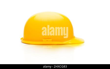 Isolant de casque de construction jaune sur fond blanc Banque D'Images