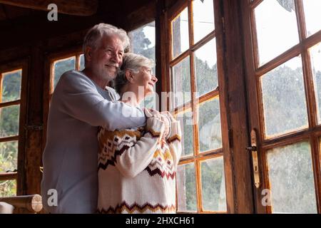 Couple senior, hug, fenêtre, stand, vue, profitez, Banque D'Images