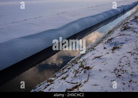 Petite rivière étroite en hiver en Allemagne Banque D'Images