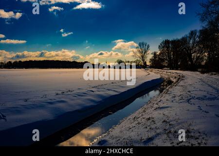 Petite rivière étroite en hiver en Allemagne Banque D'Images