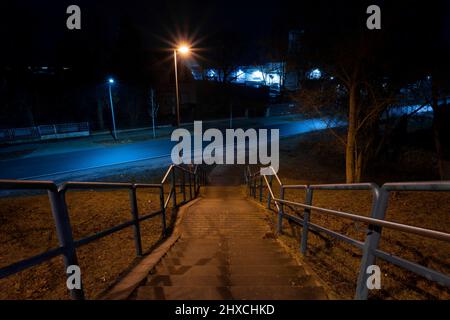 Escaliers la nuit qui mènent à une rue dans la petite ville de Luckenwalde Banque D'Images