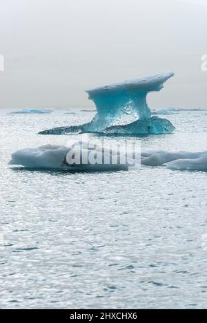 Icebergs flottant sur l'eau de la lagune glaciaire de Jökulsárlón, parc national de Vatnajokull, Islande Banque D'Images