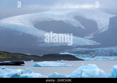 Icebergs flottant dans le lac glaciaire Fjallsarlon, glacier Fjallsjokull, parc national de Vatnajokull, Islande Banque D'Images