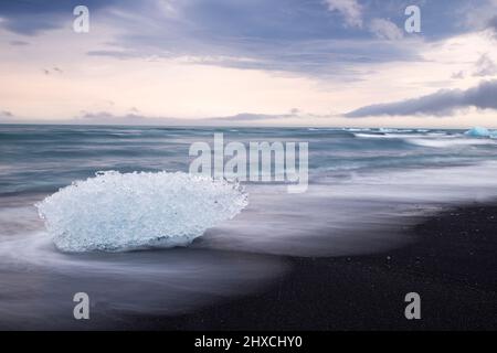 Glace et vagues sur Black Beach près de la lagune glaciaire de Jökulsárlón, parc national de Vatnajokull, Islande Banque D'Images