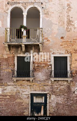 Ancienne maison avec un petit balcon dans la vieille ville de Venise, Italie Banque D'Images