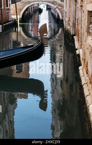 Arc orné d'une gondole vénitienne sur un petit canal à Venise, en Italie Banque D'Images