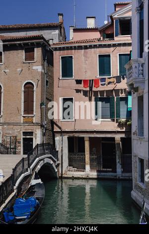 Vue sur un pont vénitien et un canal dans un quartier résidentiel calme de Venise, Italie Banque D'Images