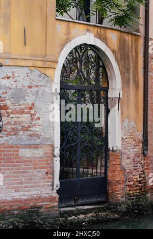 Porte voûtée barrée directement sur le canal dans la vieille ville de Venise, Italie Banque D'Images