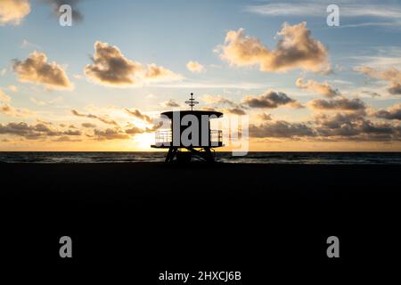 Silhouette d'un stand de sauveteurs sur la plage sud de Miami Banque D'Images