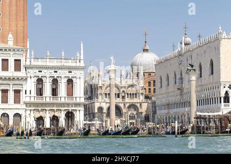 Vue sur la basilique Saint-Marc de Venise depuis l'eau Banque D'Images