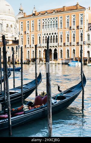 Deux gondoles sur le canal de Venise Banque D'Images