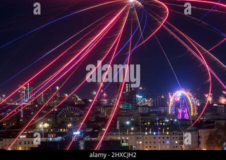 Vienne, feux d'artifice privés malgré l'interdiction des feux d'artifice privés la veille du nouvel an au-dessus de Vienne, Ferris Wheel, Prater, Wien, Autriche Banque D'Images