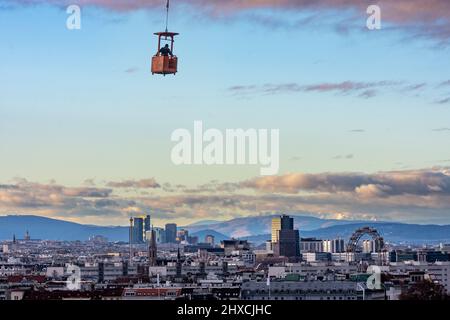 Vienne, centre-ville de Vienne, grande roue, Prater, montagne enneigée Schneeberg, ouvrier de construction en gondole accrochée à la grue, vue d'ensemble, Wien, Autriche Banque D'Images