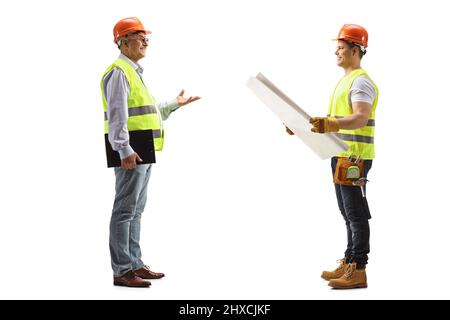 Vue en coupe d'un ingénieur de chantier parlant à un ouvrier de la construction isolé sur fond blanc Banque D'Images