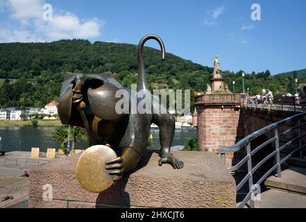 Allemagne, Bade-Wurtemberg, Heidelberg, pont Karl-Theodor, singe pont, Statue de bronze, Gernot Rumpf, 1979 Banque D'Images