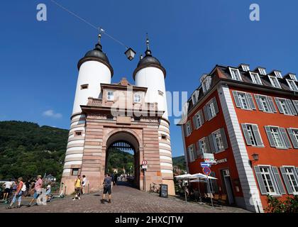 Allemagne, Bade-Wurtemberg, Heidelberg, pont Karl-Theodor, porte de pont, touristes Banque D'Images