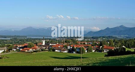 Allemagne, Bavière, haute-Bavière, Comté de Rosenheim, Chiemgau, Chiemsee, Alpes de Chiemgau, (depuis la gauche : Hochfelln, Hochgern, Hochplatte), Rimsting, vue sur le village, panorama Banque D'Images