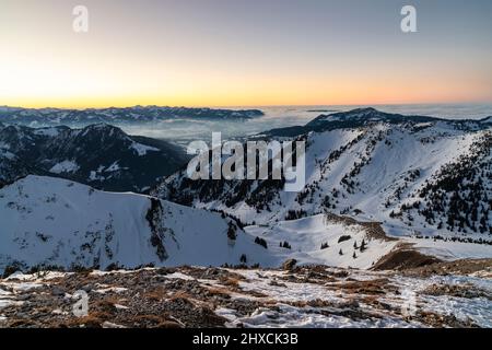 Paysage alpin de montagne par une froide journée d'hiver après le coucher du soleil. Vue depuis le sommet de Bscheisser vers la vallée de l'Illertal. Allgäu Alpes, Bavière, Allemagne, Europe Banque D'Images