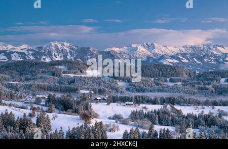 Paysage hivernal enneigé dans les Alpes de l'Allgäu après le coucher du soleil. Vue sur Grünten, Großer Daumen et Nebelhorn. Bavière, Allemagne, Europe. Banque D'Images
