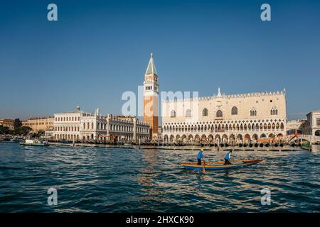 Venise,Italie-janvier 29,2022.célèbre place San Marco avec le Palais des Doges, clocher le jour ensoleillé, les gens pagayer sur le bateau.tôt le matin dans populaire Banque D'Images