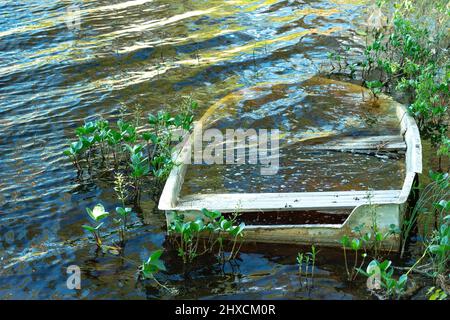 Un vieux bateau plein d'eau sur la rive d'un lac, Torsby, Värmland, Suède Banque D'Images