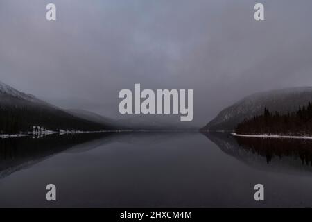 Vue de sombre tomba avec les montagnes en hiver, Borgafjäll, Laponie, Suède Banque D'Images