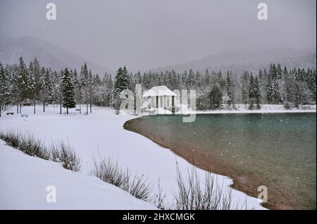 Paysage bavarois en hiver, Walchensee dans les contreforts des Alpes, centrale de Niedernach, montagnes de Karwendel Banque D'Images