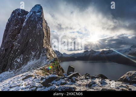 Impressions d'automne de l'île norvégienne Senja au-dessus du cercle arctique, la Scandinavie pure et la Norvège, randonnée à Hesten pour la vue à couper le souffle de la montagne de Segla 639 m et des fjords environnants, rétro-éclairage avec étoile du soleil, Banque D'Images