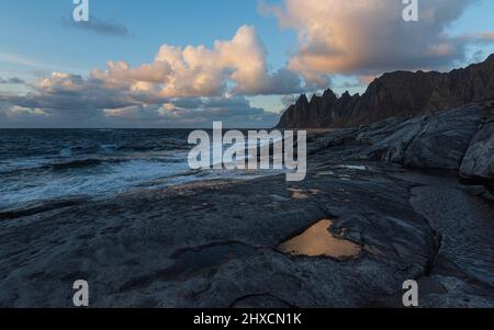 Impressions d'automne de l'île norvégienne Senja au-dessus du cercle arctique, Scandinavie et Norvège pure, vue de la chaîne de montagnes Okshornan ou Devil's Teeth, Ersfjord, point de vue Tungeneset, flaque d'eau en forme de coeur, Banque D'Images