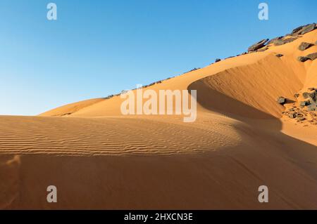 Dunes de sable dans le désert du Sahara près des pyramides de Meroe Banque D'Images