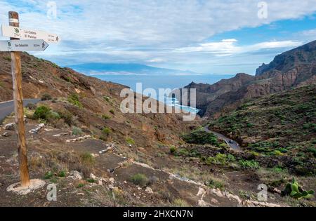 Sentier de randonnée jusqu'à la Playa de la Caleta sur la Gomera avec le volcan du Mont Teide sur Tenerife au loin dans les îles Canaries, en Espagne Banque D'Images