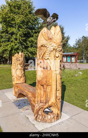 Une sculpture d'Alice & Jeff Buttress célébrant le 300th anniversaire du pont à cheval dans le village de Carrbridge, Highland, Écosse, Royaume-Uni. Banque D'Images