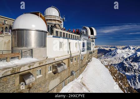 Vues depuis le pont d'observation du pic du midi de Bigorre en hiver (midi-Pyrénées, Occitanie, France, Pyrénées) ESP : vues sur le pic du midi Banque D'Images