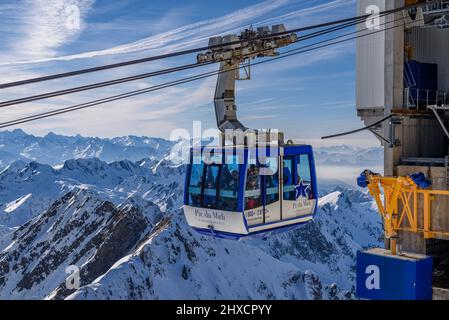 Vues depuis le pont d'observation du pic du midi de Bigorre en hiver (midi-Pyrénées, Occitanie, France, Pyrénées) ESP : vues sur le pic du midi Banque D'Images