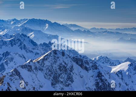 Vues depuis le pont d'observation du pic du midi de Bigorre en hiver (midi-Pyrénées, Occitanie, France, Pyrénées) ESP : vues sur le pic du midi Banque D'Images