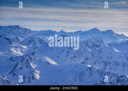 Vues depuis le pont d'observation du pic du midi de Bigorre en hiver (midi-Pyrénées, Occitanie, France, Pyrénées) ESP : vues sur le pic du midi Banque D'Images