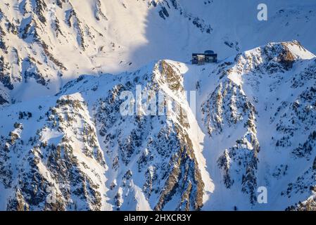 Vues depuis le pont d'observation du pic du midi de Bigorre en hiver (midi-Pyrénées, Occitanie, France, Pyrénées) ESP : vues sur le pic du midi Banque D'Images