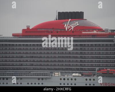 Gravesend, Kent, Royaume-Uni. 11th mars 2022. Le tout nouveau bateau de croisière Virgin, Valiant Lady, a été vu amarré au terminal de croisière international de Londres, Tilbury - photographié de Gravesend, Kent. Crédit : James Bell/Alay Live News Banque D'Images