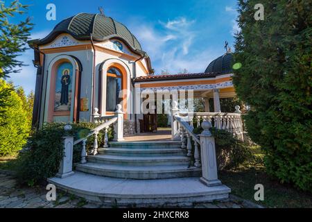 Belle petite chapelle Saint Petka près du village de Chavdar en Bulgarie Banque D'Images