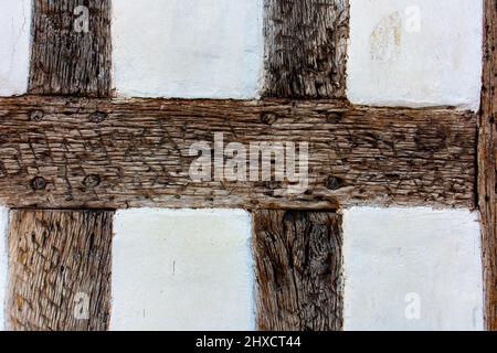 Vue rapprochée des poutres en bois et du mur blanc sur un bâtiment médiéval à Tewkesbury Gloucestershire, Angleterre, Royaume-Uni. Banque D'Images