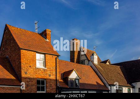 Bâtiments et toits traditionnels dans le centre de Tewkesbury une ville de Gloucestershire Angleterre Royaume-Uni. Banque D'Images