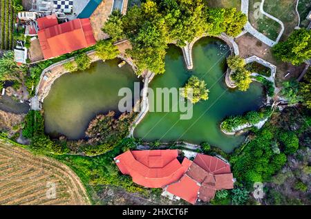 Vryssi Tyrnavou, un petit lac pittoresque et une belle aire de loisirs à proximité de la ville de Tyrnavos, Larissa, Thessalie, Grèce. Banque D'Images