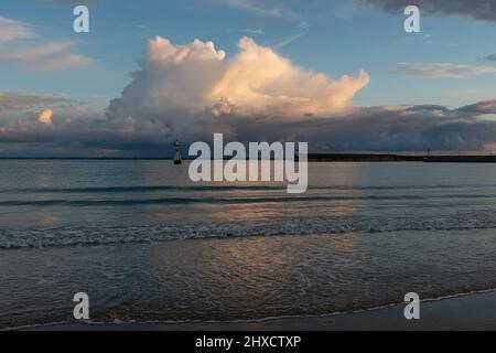 Le port et la côte de Quiberon à la lumière du soir, à l'approche d'une tempête, Quiberon, Bretagne, France Banque D'Images