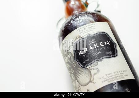 LONDRES, ROYAUME-UNI - 01 FÉVRIER 2022 rhum épicé noir des Caraïbes dans une bouteille victorienne caractéristique avec une photo d'un monstre marin Banque D'Images