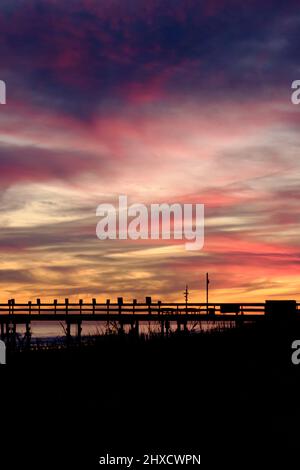 Coucher de soleil coloré à Sunset Beach, NC, États-Unis Banque D'Images