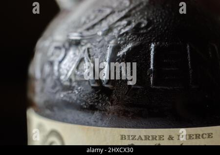 LONDRES, ROYAUME-UNI - 01 FÉVRIER 2022 rhum épicé noir des Caraïbes dans une bouteille victorienne caractéristique avec une photo d'un monstre marin Banque D'Images