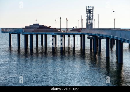 Vue sur la nouvelle jetée de Koserow sur Usedom ouvert en 2021 dans la matinée-proche de la fin Banque D'Images