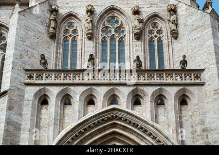 Parapet au-dessus du portail sud de l'église Sainte Marie la rangée inférieure montre l'empereur Charles IV, sa quatrième femme Elizabeth de Pomerania et deux de ses enfants. La rangée supérieure représente l'adoration des Magi. Banque D'Images