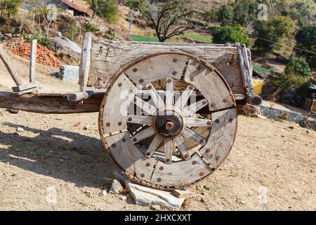 Chariot de boeuf traditionnel avec roues en bois dans une ferme près de fort Kumbhalgarh, Aravalli Hills, Rajsamand district près d'Udaipur, Rajasthan, l'ouest de l'Inde Banque D'Images